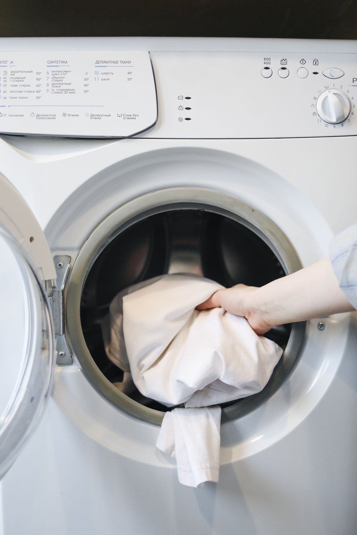 Gros plan réaliste de linge placé dans une machine